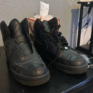 Air Force One no box one shoe has laces, but the other does not